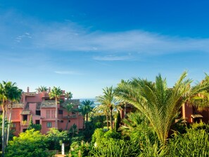 Property grounds - Alicate Playa renovated apartment direct access to garden (Marbella)