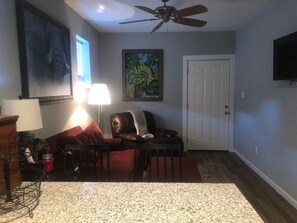 TV, bøker og stereoanlegg