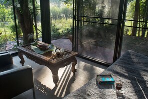 Deluxe-bungalow, 1 makuuhuone, oma kylpyhuone, jokinäköala | Vuodevaatteet