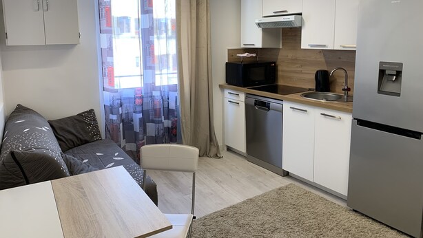 A compact kitchen with a microwave, dishwasher, and water dispenser. - Magnificent Studio in the historic heart of Fréjus (Fréjus)