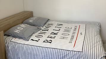 Tabla de planchar con plancha, wifi y ropa de cama