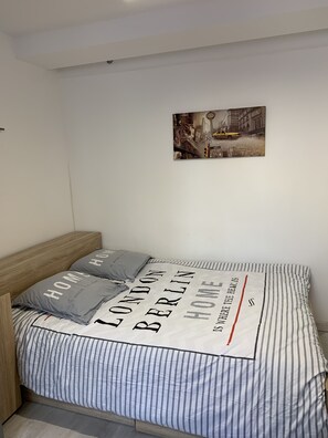 Tabla de planchar con plancha, wifi y ropa de cama