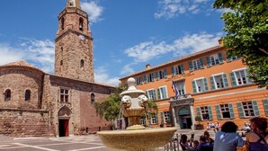 A historic building with a prominent tower, a fountain in the foreground, and a building with a sign that reads "MAIRIE". - Magnificent Studio in the historic heart of Fréjus (Fréjus)