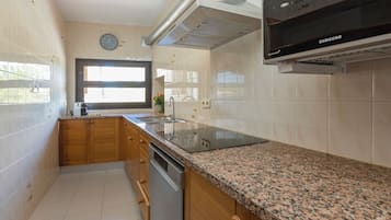 Een koelkast, een microgolfoven, een oven, een kookplaat