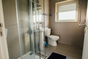 Haartrockner, Handtücher, Seife, Toilettenpapier