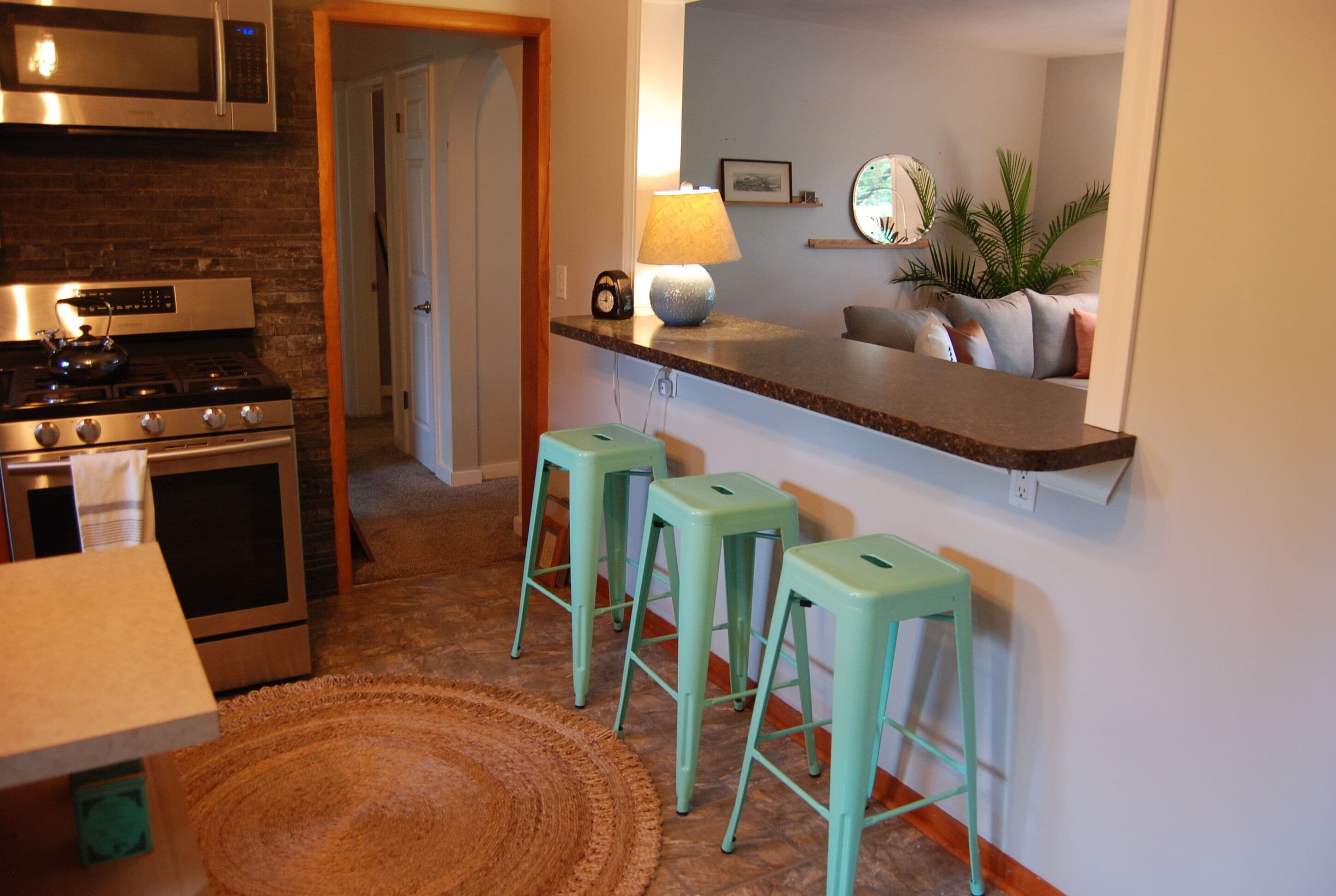 Jääkaappi, mikroaaltouuni, uuni, liesi