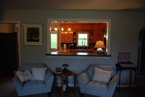 Smart TV, libros, estéreo