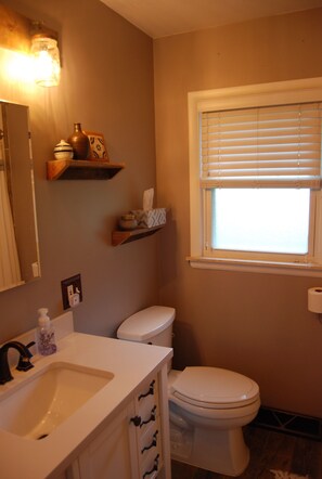 Kombinert dusj/badekar, hårføner, håndklær og såpe