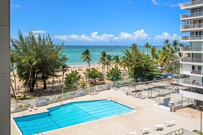 Une piscine avec vue sur la plage et l’océan.