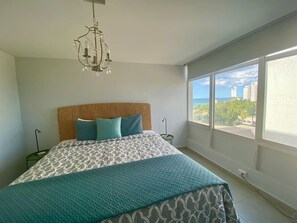 1 chambre, bureau, fer et planche à repasser, lit parapluie