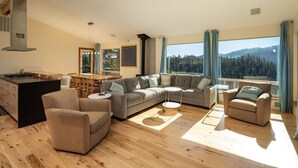Un salón espacioso con un amplio sofá modular, una mesa de centro y un comedor.