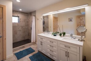 Shower, hair dryer, towels, soap - Sleeps 10, Five Minutes From Heavenly, Panoramic Mountain Views (Stateline)