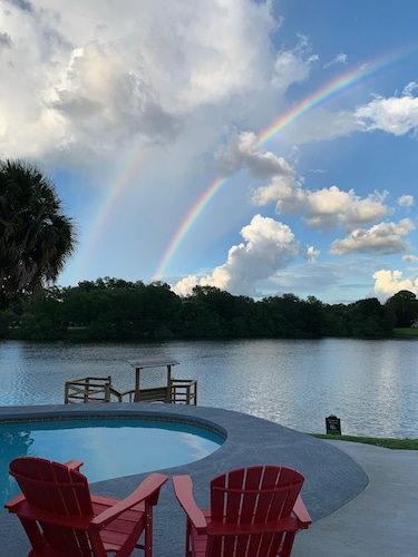Perfect Relaxing Pool & Lake House. Private and Centrally Located. Football week