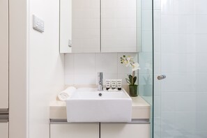 Dusche, Haartrockner, Handtücher