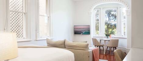 Escritorio, tabla de planchar con plancha, wifi y ropa de cama