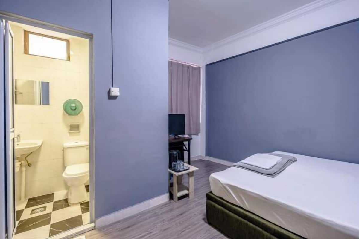 WiFi (free), bed sheets
