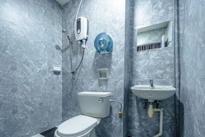 Doppelzimmer | Badezimmer | Dusche, Hydromassagedusche, Haartrockner, Handtücher