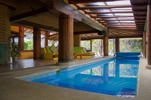 venue&Home w/ bungalow & cabin. Mountain views, indoor pool & soccer field