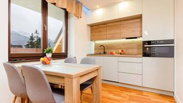 Fridge, microwave, stovetop, dishwasher