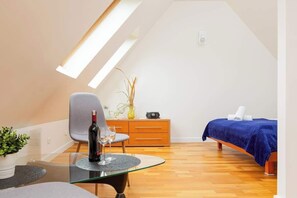 1 dormitorio, tabla de planchar con plancha, wifi y ropa de cama