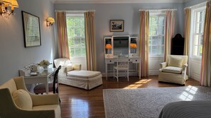 9 Schlafzimmer, Schreibtisch, Bügeleisen/Bügelbrett, Reisekinderbett