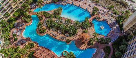 Alberca techada y alberca al aire libre