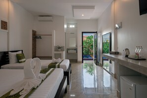 Chambre Triple Familiale, vue piscine | Coffres-forts dans les chambres, décoration personnalisée