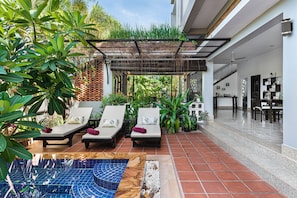 Una piscina al aire libre