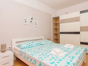 2 bedrooms, internet, bed sheets