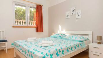 2 bedrooms, internet, bed sheets