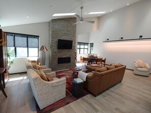 Televisión y chimenea