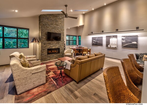 Televisión y chimenea