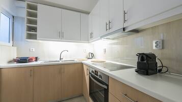 Refrigerador, horno, parrilla de estufa y cafetera y tetera
