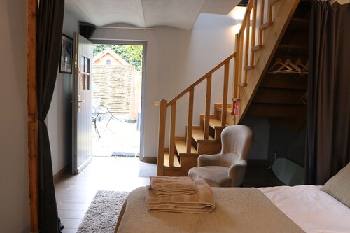 Duplex sijaitsee erinomaisella paikalla Brysselin lentokentän ja Leuvenin välillä, yksityisellä pysäköintialueella 