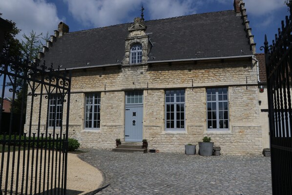 المنشأة من الخارج