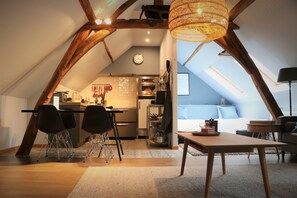 2 عدّة غرف نوم ومكتب وتجهيزات عازلة للصوت ومكواة/لوح كي