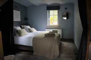 2 bedrooms, desk, soundproofing, iron/ironing board