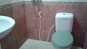 Deluxe Triple Room | Bathroom - S A Village (Dambulla)