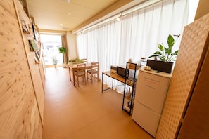 Living area - Million Pointz - Hostel (Amami)