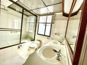 Towels, soap, shampoo, toilet paper - Excellent penthouse very bright (Bogotá)