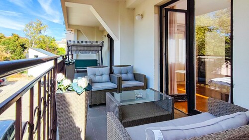 Zentrales Apartment mit 2 Schlafzimmern, 65 m², kostenlosem Parkplatz und großer Terrasse