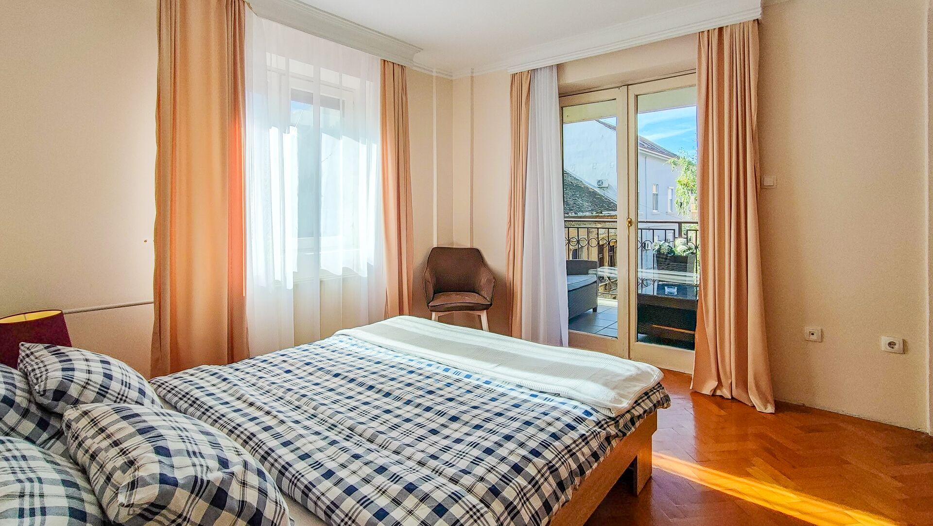 2 soverom, skrivebord, strykejern/-brett og wi-fi (inkludert)