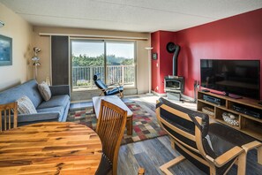 Smart TV, fireplace, DVD player, offices - G603 First Floor 1 Bedroom Upgraded unit No cleaning fees (Gearhart)