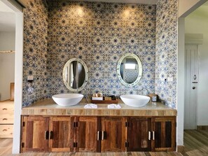 Dusche, Regendusche, kostenlose Toilettenartikel, Haartrockner