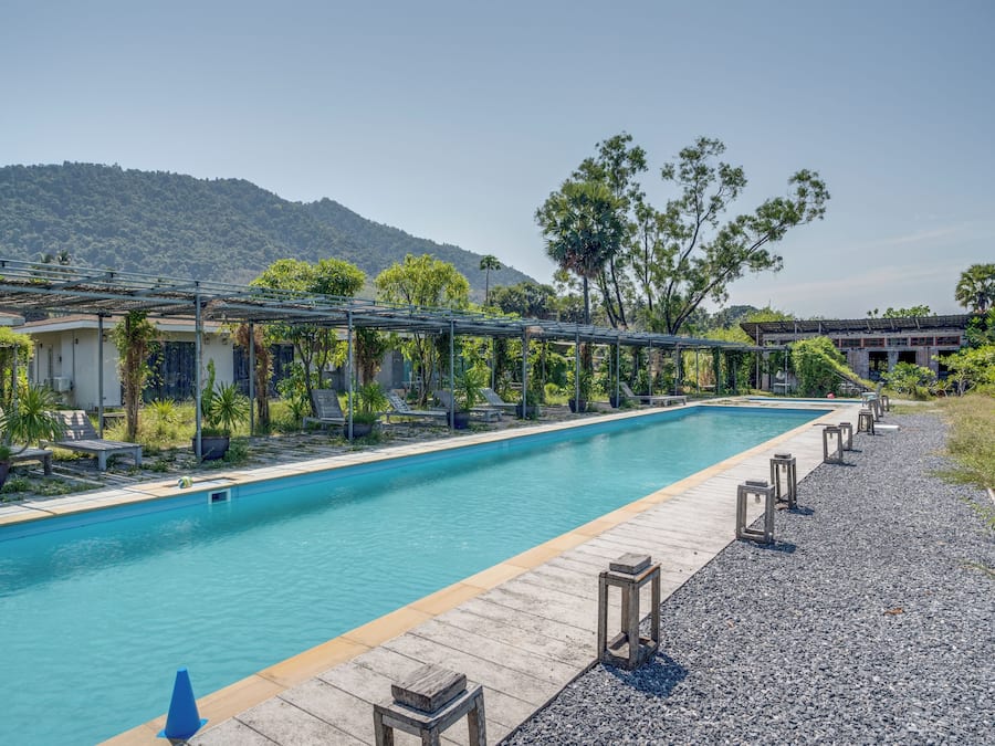 Una piscina al aire libre