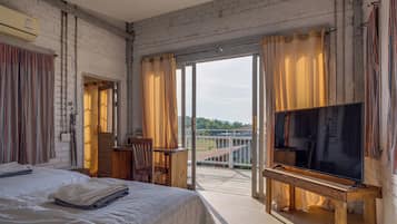 Hypo-allergenic bedding, in-room safe, individually decorated, desk