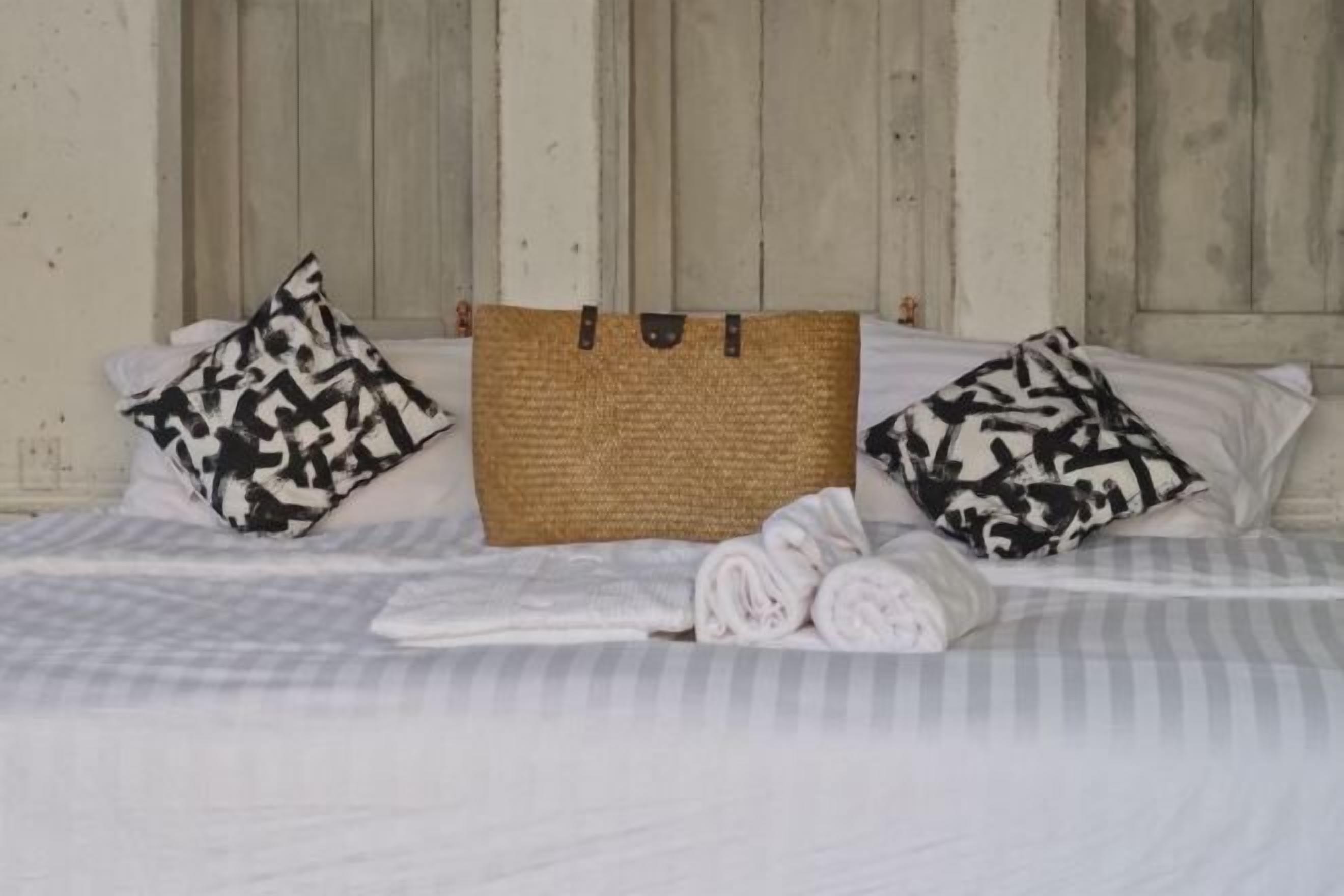 Allergikerbettwaren, Zimmersafe, individuell dekoriert, Schreibtisch