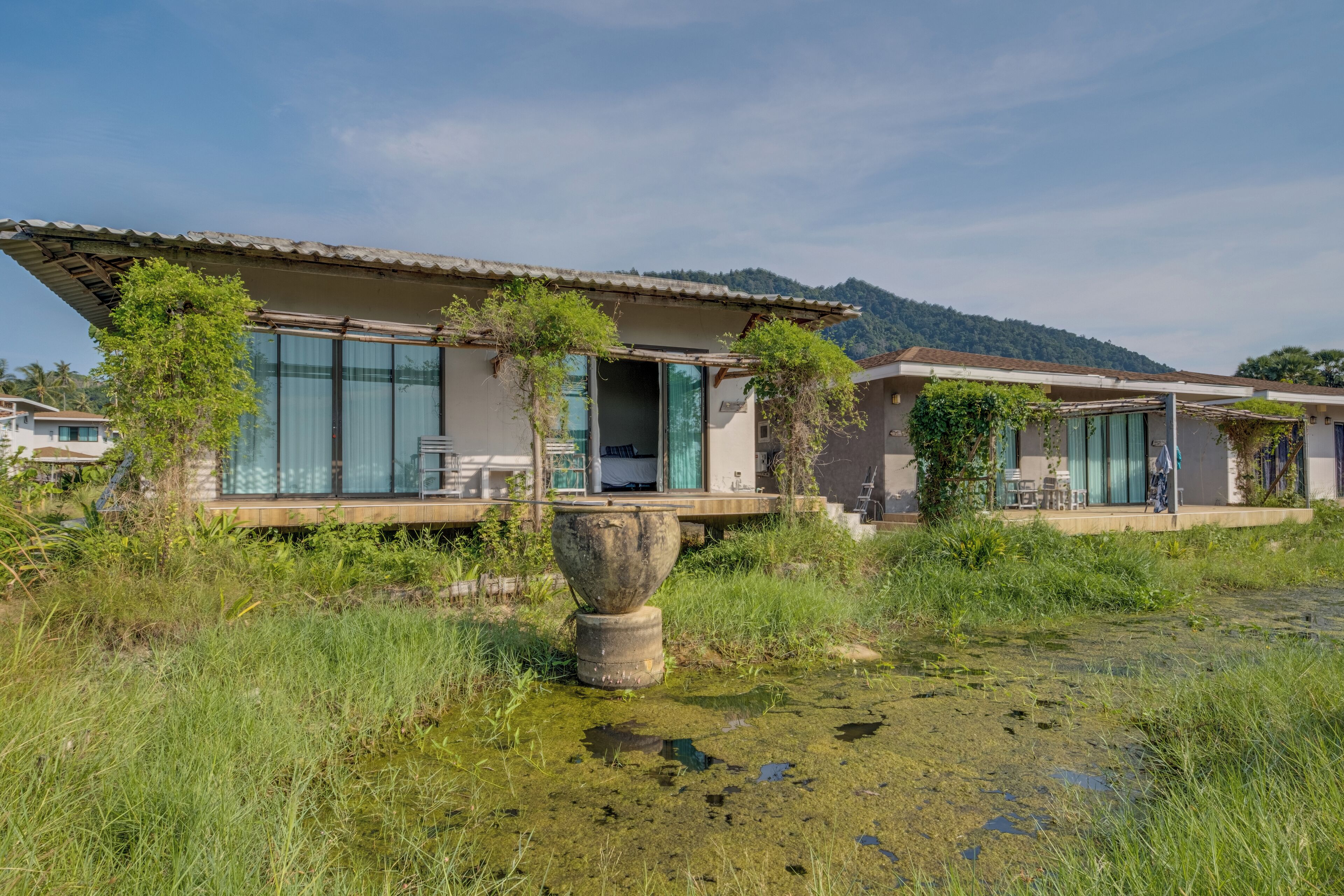 Vista frontal de la propiedad