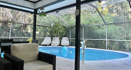 Tropical Oasis With HEATED Pool, Just minutes from the Downtown and the Beaches.