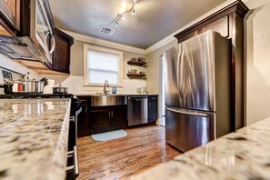 冷蔵庫、電子レンジ、オーブン、コンロ